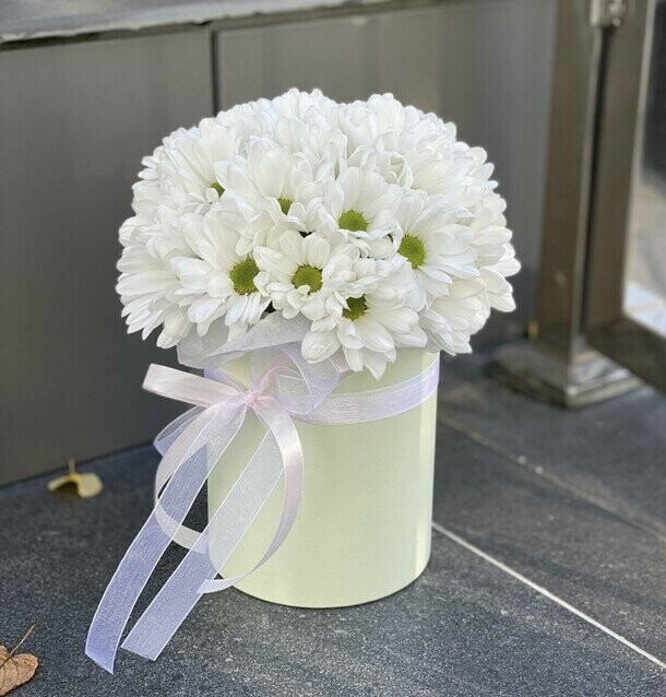 Хризантема в шляпной коробкке, артикул F1397274 - 4200 рублей, доставка по городу. Flawery - доставка цветов