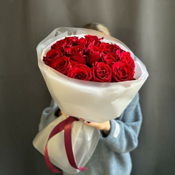 Сборный букетик с 15 красными розами, артикул F1432687 - 8364 рублей, доставка по городу. Flawery - доставка цветов