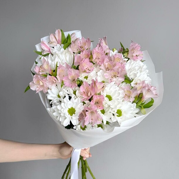 Нежный букет кустовая хризантема ромашка и альстромерия, артикул F1432827 - 7200 рублей, доставка по городу. Flawery - доставка цветов