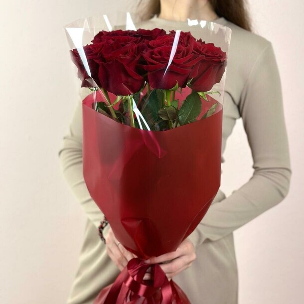 Изящный букет из 9 красных роз 0040м-009, артикул F1433222 - 5636 рублей, доставка по городу. Flawery - доставка цветов