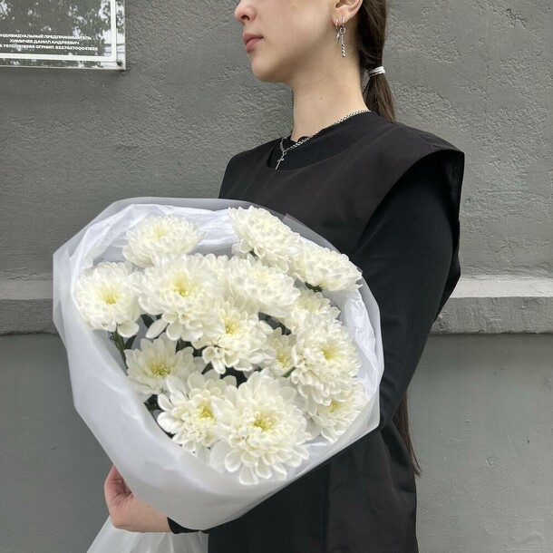 Пышный букет с прекрасной кутсовой хризантемой, артикул F1433621 - 3000 рублей, доставка по городу. Flawery - доставка цветов