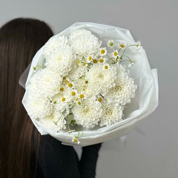 Белый букет из хризантем и ромашек, артикул F1433681 - 3400 рублей, доставка по городу. Flawery - доставка цветов