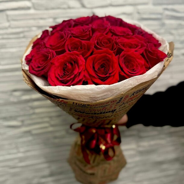 Букет 25 красных роз, артикул F1433694 - 12909 рублей, доставка по городу. Flawery - доставка цветов