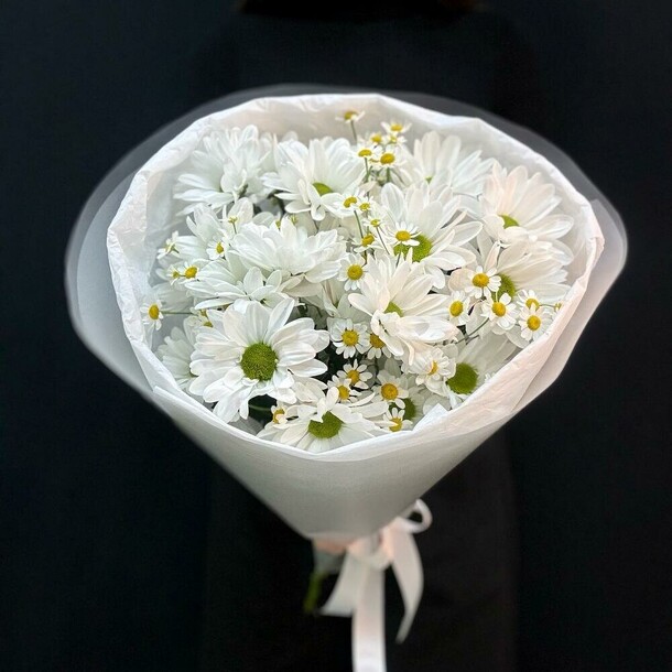 Букет из белых хризантем и матрикарии (ромашки) (сб 026), артикул F1433697 - 3681 рублей, доставка по городу. Flawery - доставка цветов