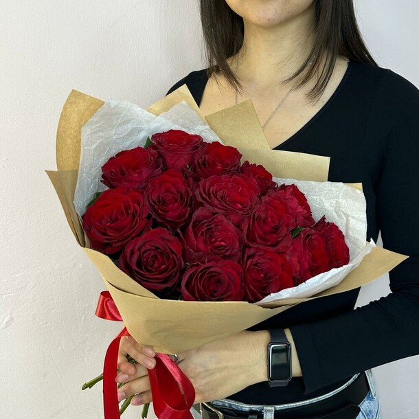 15 красных роз в крафте, артикул F1433705 - 8364 рублей, доставка по городу. Flawery - доставка цветов