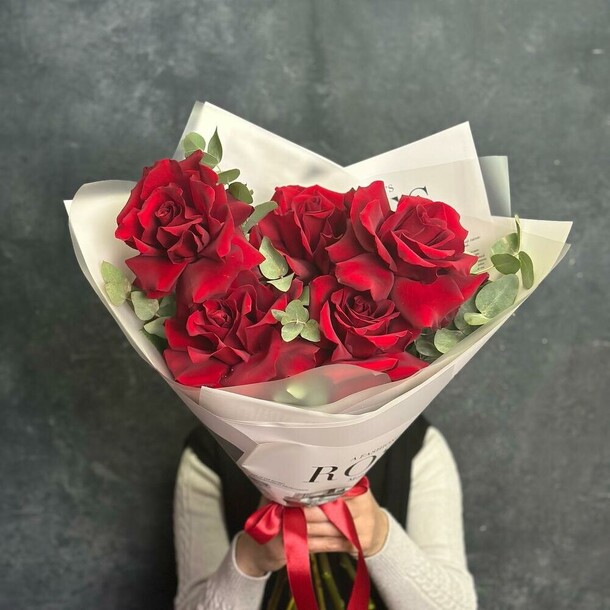 Букет «пойдем на свидание» из 5 красных французских роз с эвкалиптом, артикул F1444770 - 5082 рублей, доставка по городу. Flawery - доставка цветов