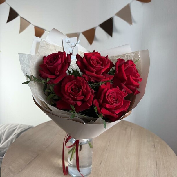 Романтичный набор киндеров и французских роз, артикул F1444789 - 5101 рублей, доставка по городу. Flawery - доставка цветов