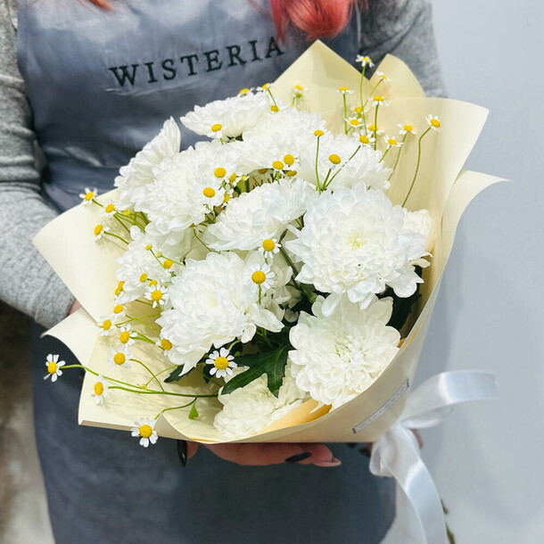 Букет хризантема и ромашки (02010106), артикул F1444844 - 3606 рублей, доставка по городу. Flawery - доставка цветов