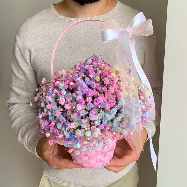 Радужная гипсофила в корзине, артикул F1448566 - 2775 рублей, доставка по городу. Flawery - доставка цветов