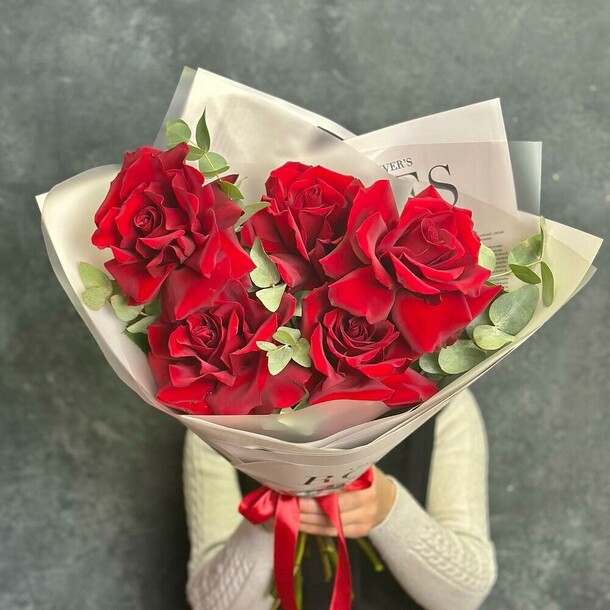 Букет «пойдем на свидание» из 5 красных французских роз с эвкалиптом, артикул F1448583 - 4909 рублей, доставка по городу. Flawery - доставка цветов