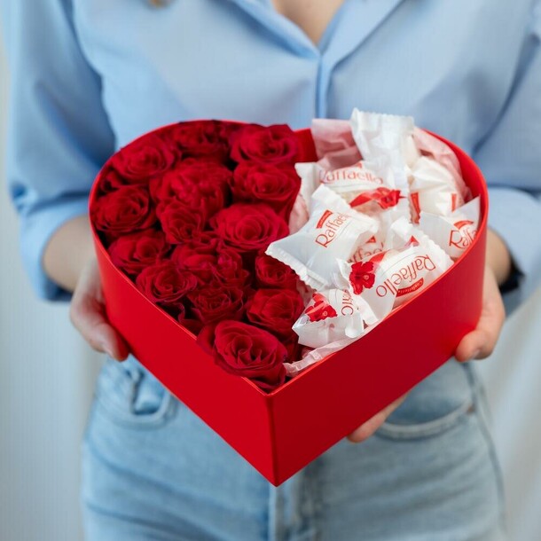 Сердце с розами и рафаэлло сибирис, артикул F1448600 - 8641 рублей, доставка по городу. Flawery - доставка цветов