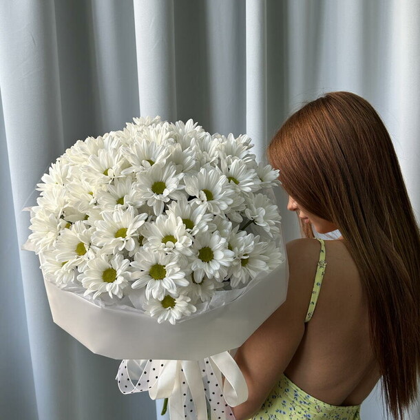 Большой букет ромашек хризантем, артикул F1448668 - 5911 рублей, доставка по городу. Flawery - доставка цветов