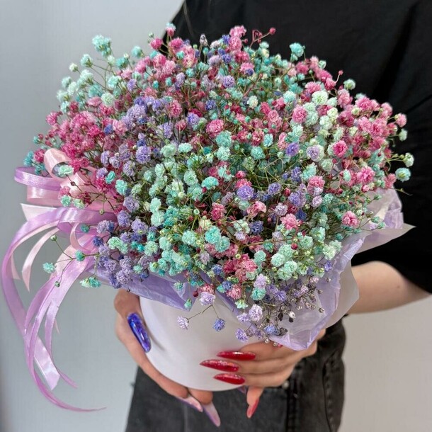 Композиция в коробке из разноцветной гипсофилы, артикул F1448685 - 2545 рублей, доставка по городу. Flawery - доставка цветов