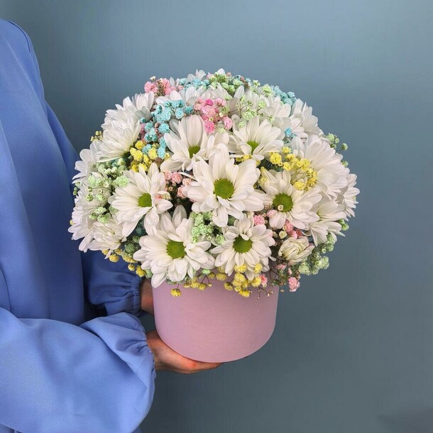 Цветы в коробке хризантема и гипсофила, артикул F1448687 - 4070 рублей, доставка по городу. Flawery - доставка цветов