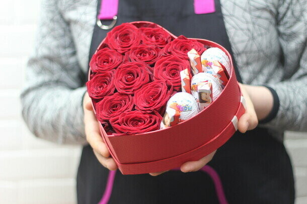 Розы в коробке "сердечко со сладостями", артикул F1453620 - 8000 рублей, доставка по городу. Flawery - доставка цветов