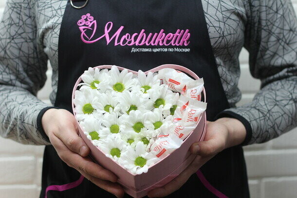 Радость моя, хризантема в коробке сердце с раффаэлло, артикул F1453625 - 5115 рублей, доставка по городу. Flawery - доставка цветов