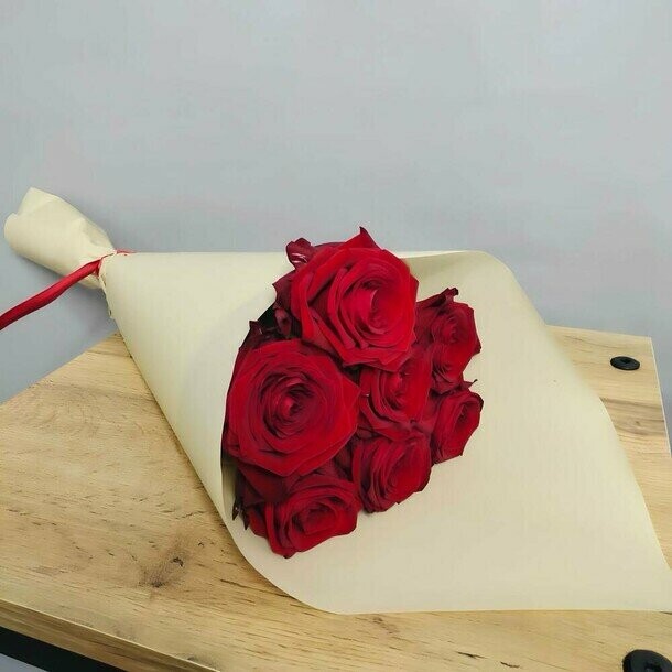 7 красных роз 60 см, артикул F1453836 - 3625 рублей, доставка по городу. Flawery - доставка цветов