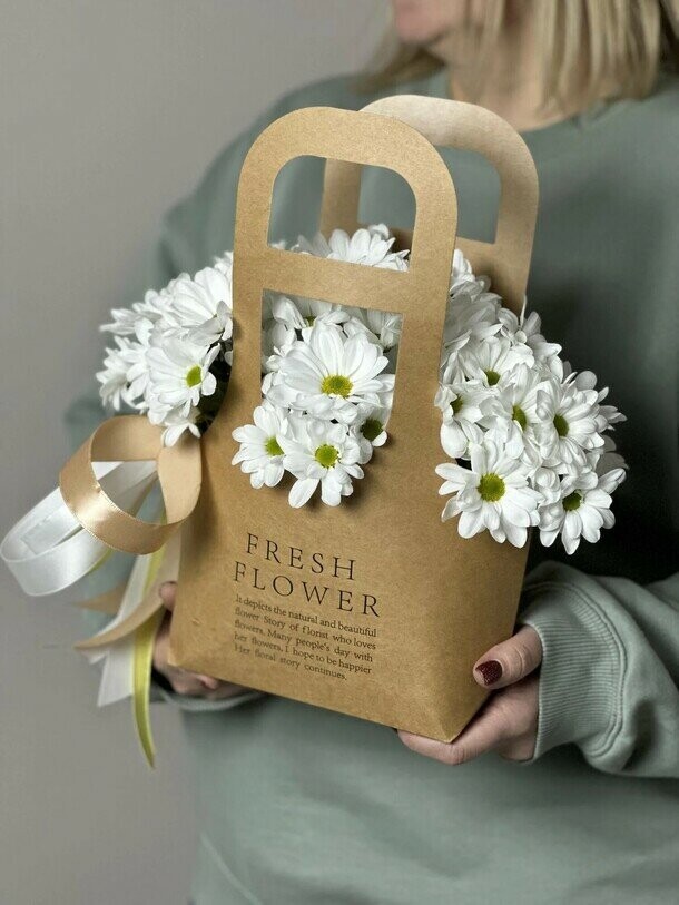 Сумочка с белой хризантемой, артикул F1453846 - 3300 рублей, доставка по городу. Flawery - доставка цветов