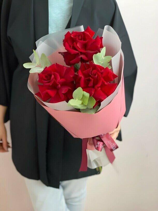 Букет из 3 красных французских роз, артикул F1453955 - 3144 рублей, доставка по городу. Flawery - доставка цветов