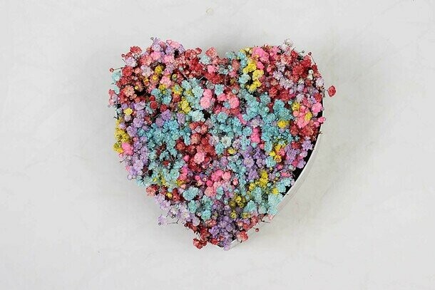 Композиция радужное сердце из гипсофилы, артикул F1453996 - 3388 рублей, доставка по городу. Flawery - доставка цветов