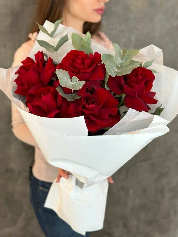 Французские бордовые розы со свежим эвкалиптом, артикул F1454291 - 4884 рублей, доставка по городу. Flawery - доставка цветов