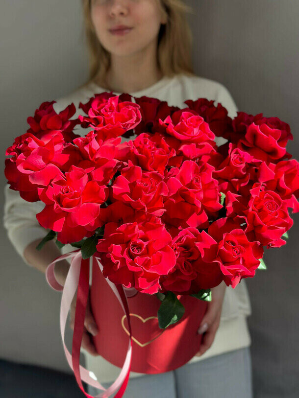 Букет красных французских роз, артикул F1454300 - 11364 рублей, доставка по городу. Flawery - доставка цветов