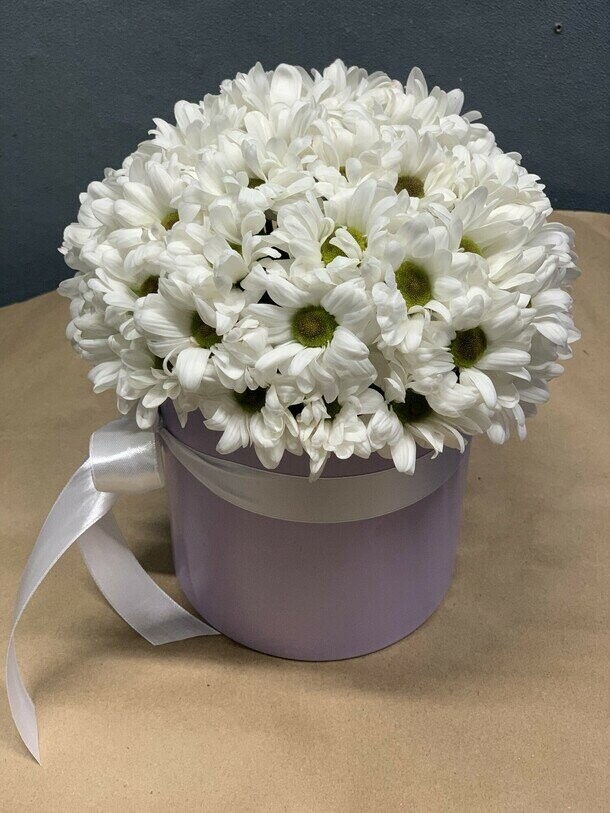 Шляпная коробка из хризантемы, артикул F1454513 - 5200 рублей, доставка по городу. Flawery - доставка цветов