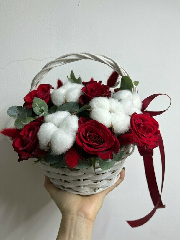 "лёд и пламя" милая корзинка с красными розами и хлопком, артикул F1454901 - 7865 рублей, доставка по городу. Flawery - доставка цветов