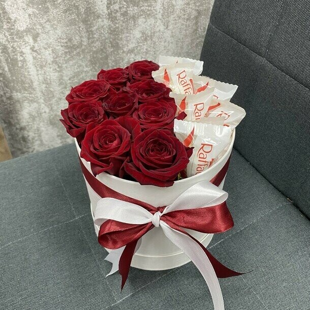 Коробка с розами и рафаэлло, артикул F1457374 - 6896 рублей, доставка по городу. Flawery - доставка цветов