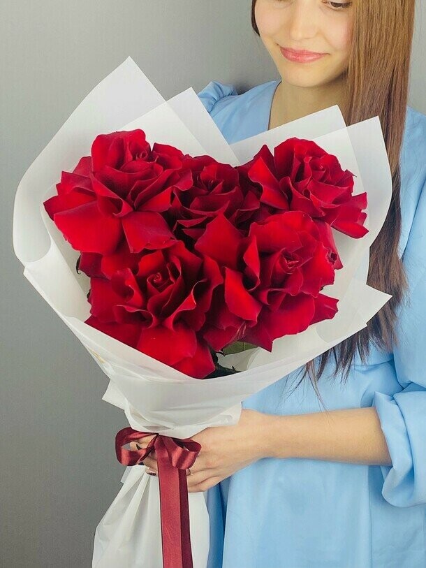 5 французских роз, артикул F1462709 - 3636 рублей, доставка по городу. Flawery - доставка цветов