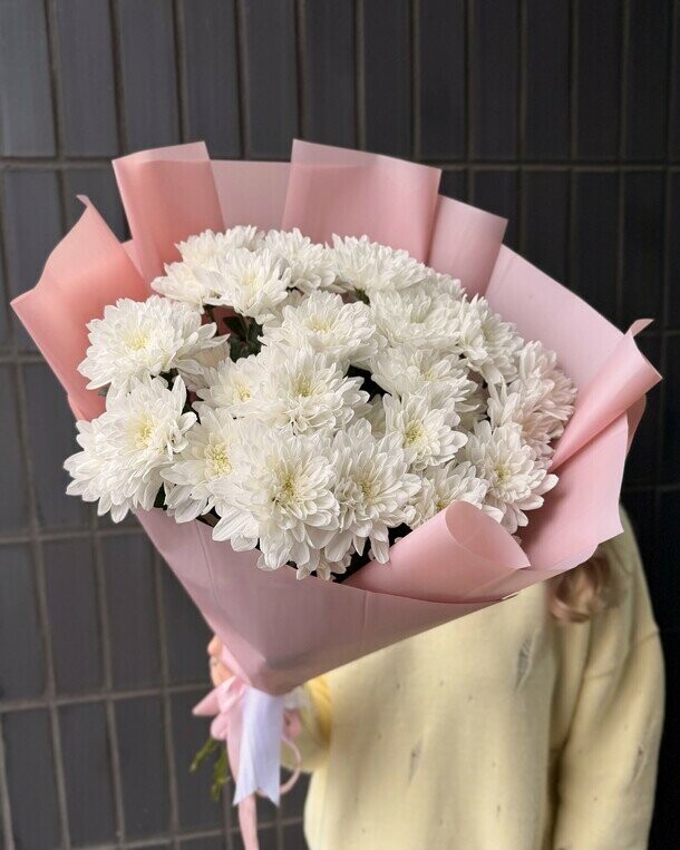 Букет из 7 белых кустовых хризантем, артикул F1485846 - 5200 рублей, доставка по городу. Flawery - доставка цветов