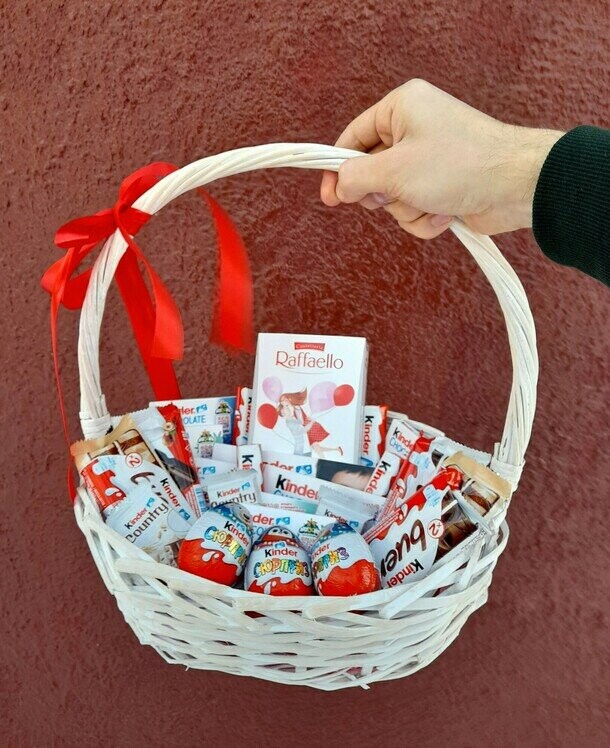 Корзина с шоколадками "kinder", артикул F1486735 - 7636 рублей, доставка по городу. Flawery - доставка цветов