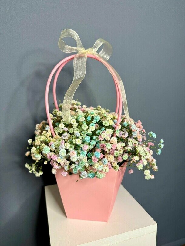 Нежная сумочка с гипсофилой, артикул F1486737 - 2636 рублей, доставка по городу. Flawery - доставка цветов