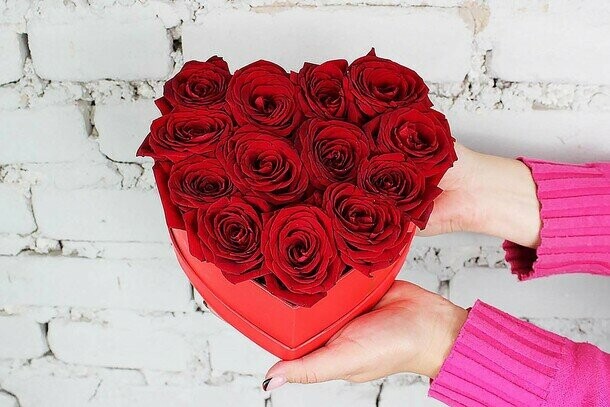 Композиция 13 роз в красной коробке сердце, артикул F1504730 - 7728 рублей, доставка по городу. Flawery - доставка цветов
