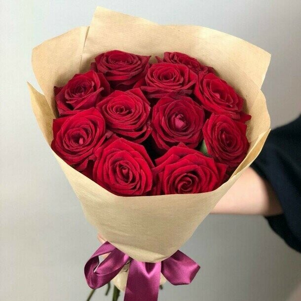 11 красных роз в крафте 50 см, артикул F1504733 - 6545 рублей, доставка по городу. Flawery - доставка цветов