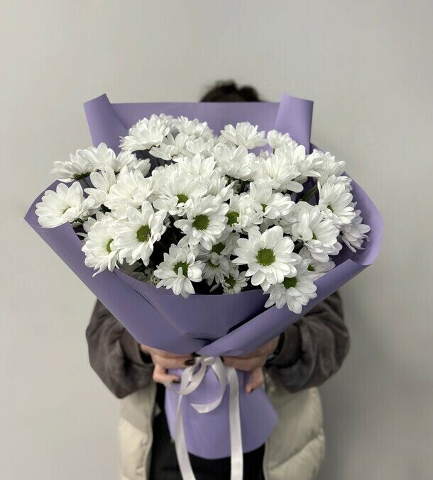 Букет из 7 белых кустовых хризантем, артикул F1505939 - 5200 рублей, доставка по городу. Flawery - доставка цветов