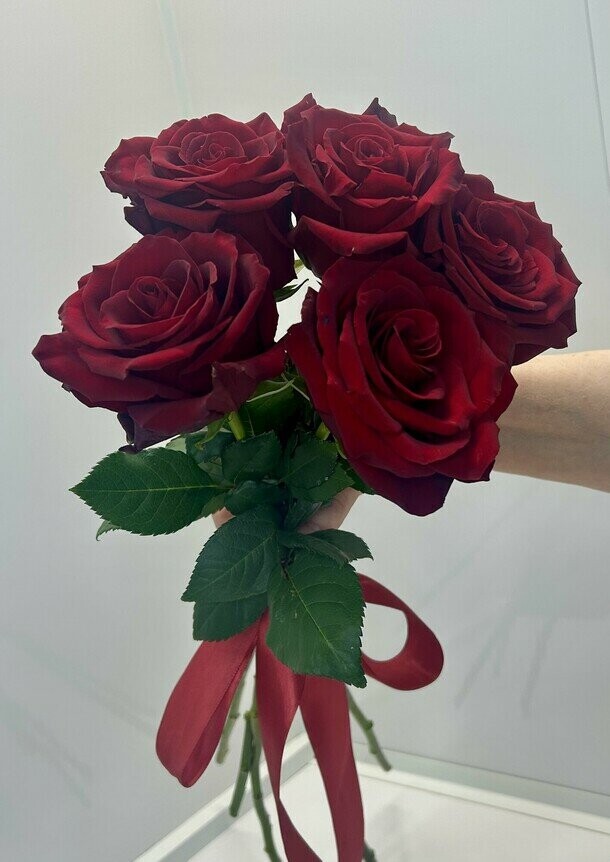 5 роз под ленту, артикул F1506644 - 3364 рублей, доставка по городу. Flawery - доставка цветов