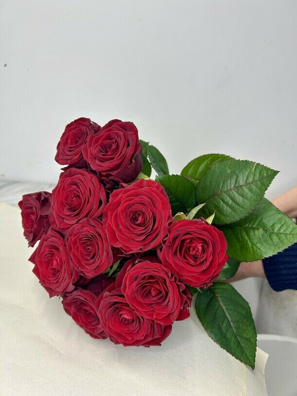 Букет из 11 красных роз, артикул F1509922 - 6455 рублей, доставка по городу. Flawery - доставка цветов