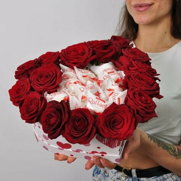 Красные розы и конфеты рафаэлло сердце, артикул F1520103 - 9818 рублей, доставка по городу. Flawery - доставка цветов