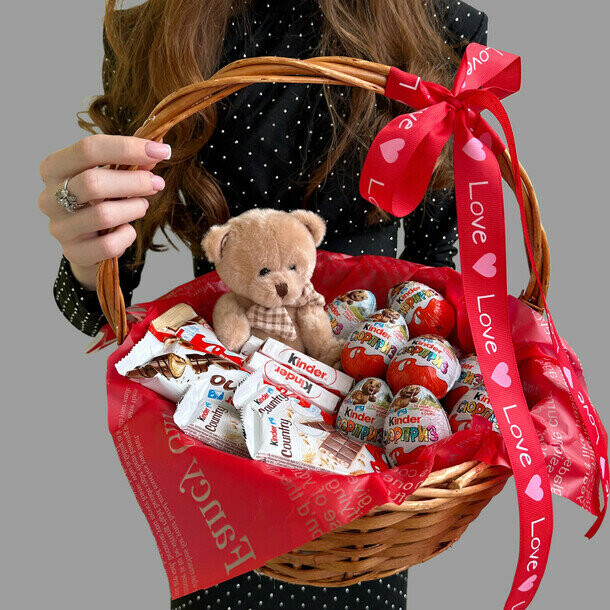 Корзина киндер с мишкой, артикул F1526086 - 10000 рублей, доставка по городу. Flawery - доставка цветов