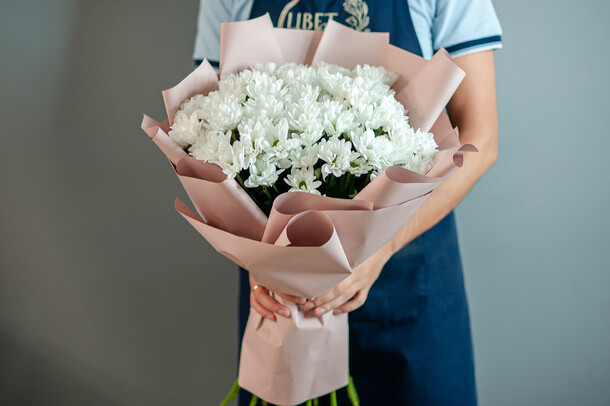 Воздушный букет из хризантем, 1093, артикул F1068047 - 5530 рублей, доставка по городу. Flawery - доставка цветов