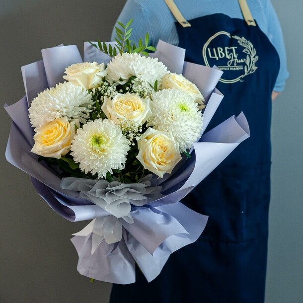 Сборный букет с одноголовой хризантемой и садовой розой, 1296, артикул F1068049 - 5690 рублей, доставка по городу. Flawery - доставка цветов