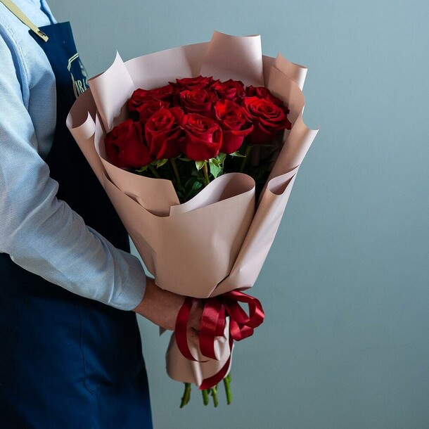 Букет 11 красных роз эквадор, 1065, артикул F1068074 - 4870 рублей, доставка по городу. Flawery - доставка цветов