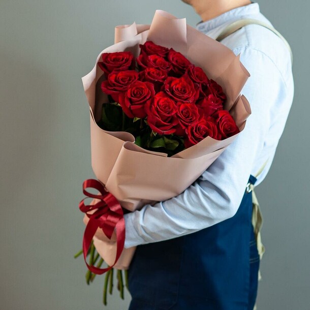 Букет из 15 красных роз в оформлении, 1066, артикул F1068077 - 6470 рублей, доставка по городу. Flawery - доставка цветов