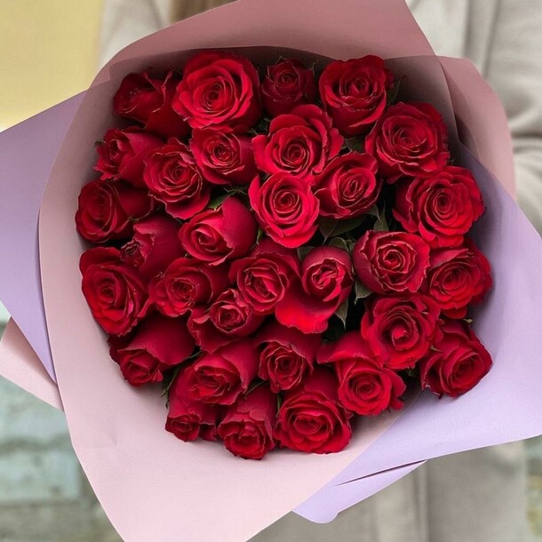 31 красная роза в оформлении, 1051, артикул F1068099 - 4460 рублей, доставка по городу. Flawery - доставка цветов