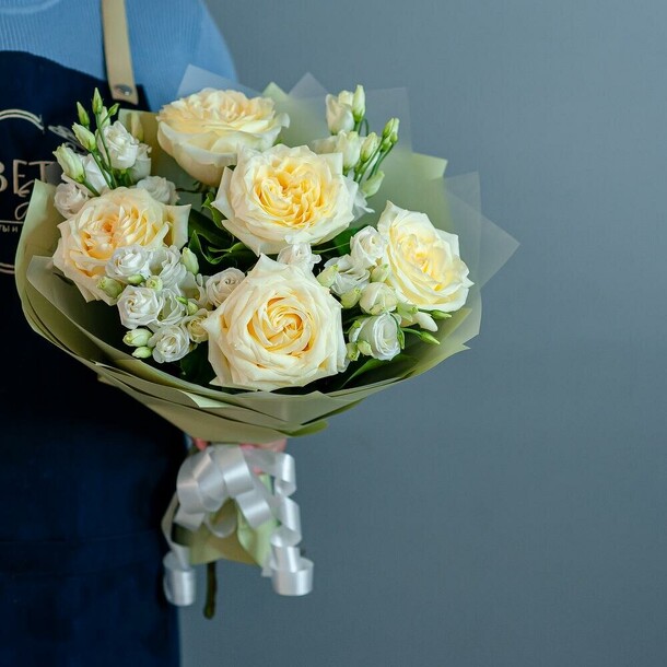 Роза кендилайт с лизиантусом, 1295, артикул F1068103 - 5270 рублей, доставка по городу. Flawery - доставка цветов