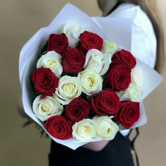 Букет из красно-белой розы, 1119, артикул F1068104 - 8870 рублей, доставка по городу. Flawery - доставка цветов
