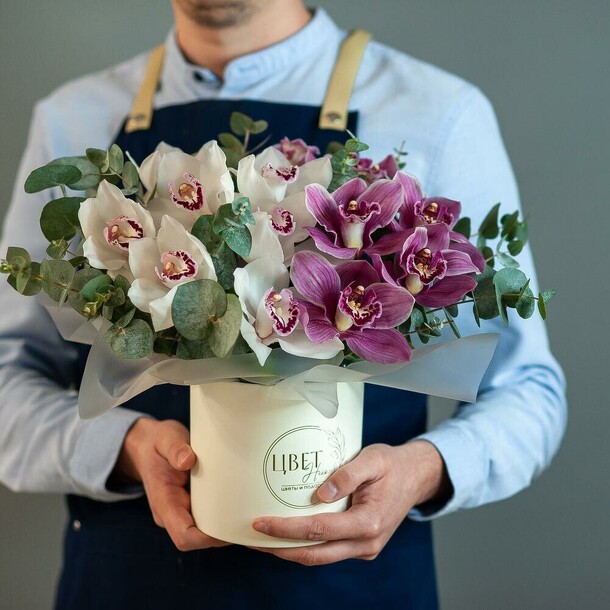 Коробка с орхидеями и эвкалиптом, 1274, артикул F1068118 - 7260 рублей, доставка по городу. Flawery - доставка цветов