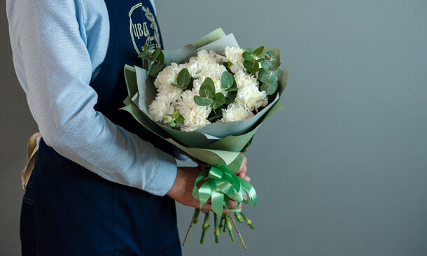 Букет диантусов с эвкалиптом, 1243, артикул F1068119 - 3400 рублей, доставка по городу. Flawery - доставка цветов