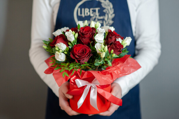 Красно-белый сюрприз, 1272, артикул F1068126 - 4440 рублей, доставка по городу. Flawery - доставка цветов